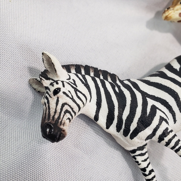 Schleich PVC Figures Giraffe Zebra Realistic Safari Female - Picture 2 of 11